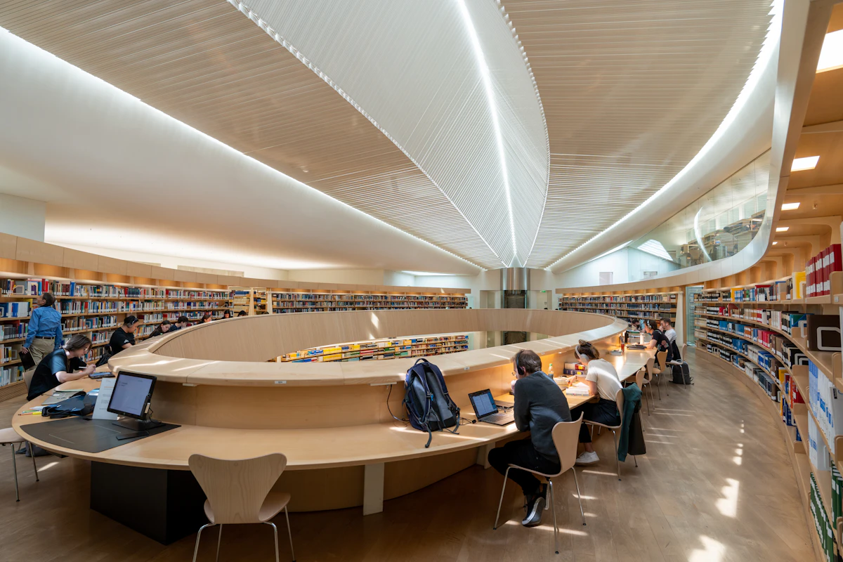 Salle de lecture et étagères de bibliothèque